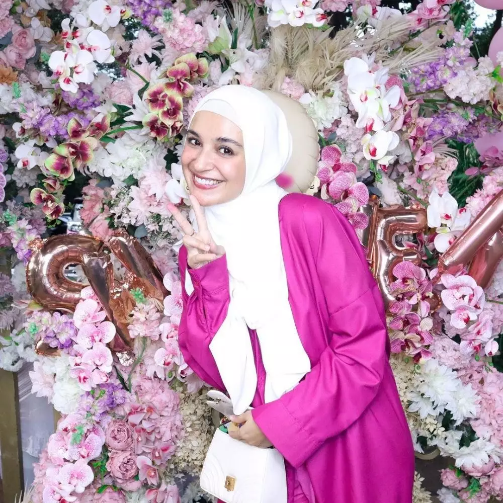Gaya seleb di baby shower Aurel Hermansyah © berbagai sumber Gaya seleb di baby shower Aurel Hermansyah © berbagai sumber