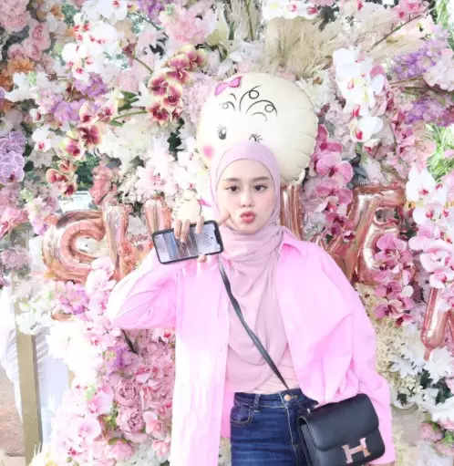 Gaya seleb di baby shower Aurel Hermansyah © berbagai sumber Gaya seleb di baby shower Aurel Hermansyah © berbagai sumber