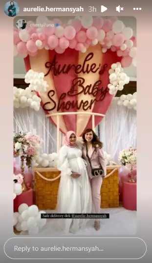 Gaya seleb di baby shower Aurel Hermansyah © berbagai sumber Gaya seleb di baby shower Aurel Hermansyah © berbagai sumber