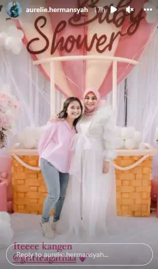 Gaya seleb di baby shower Aurel Hermansyah © berbagai sumber Gaya seleb di baby shower Aurel Hermansyah © berbagai sumber