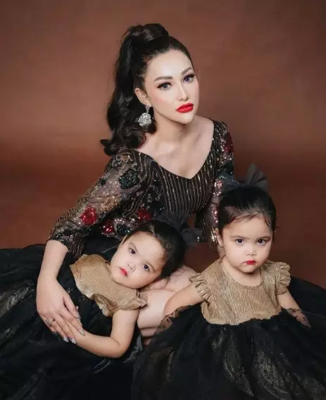 potret Cristina Laws ibu Bhayangkari bak barbie © Instagram