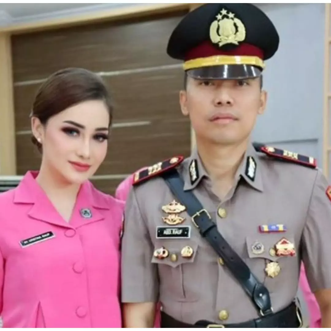 Ingat Cristina Laws ibu Bhayangkari bak barbie? Ini 11 potret barunya