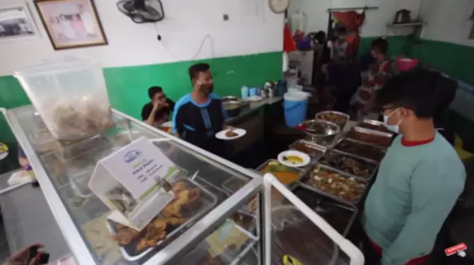 Potret sederhana warteg 21 © YouTube