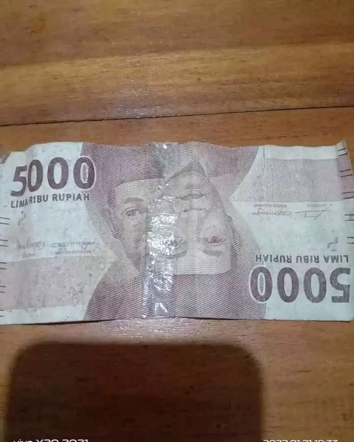 cara orang benerin uang robek lucu © berbagai sumber cara orang benerin uang robek lucu © berbagai sumber