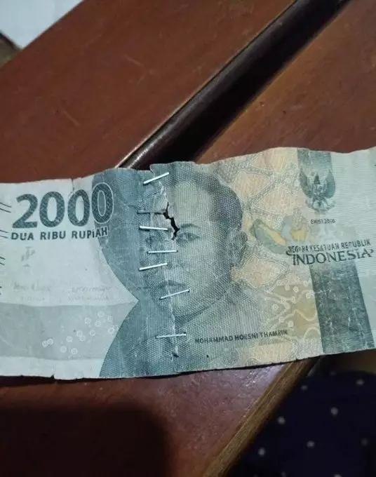 cara orang benerin uang robek lucu © berbagai sumber cara orang benerin uang robek lucu © berbagai sumber