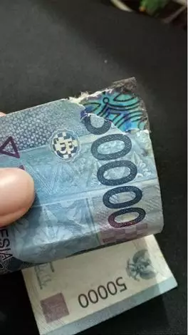 cara orang benerin uang robek lucu © berbagai sumber cara orang benerin uang robek lucu © berbagai sumber