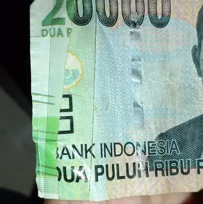 cara orang benerin uang robek lucu © berbagai sumber cara orang benerin uang robek lucu © berbagai sumber