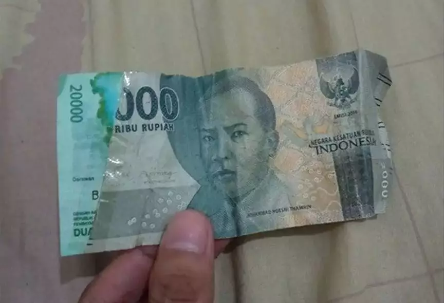 cara orang benerin uang robek lucu © berbagai sumber cara orang benerin uang robek lucu © berbagai sumber
