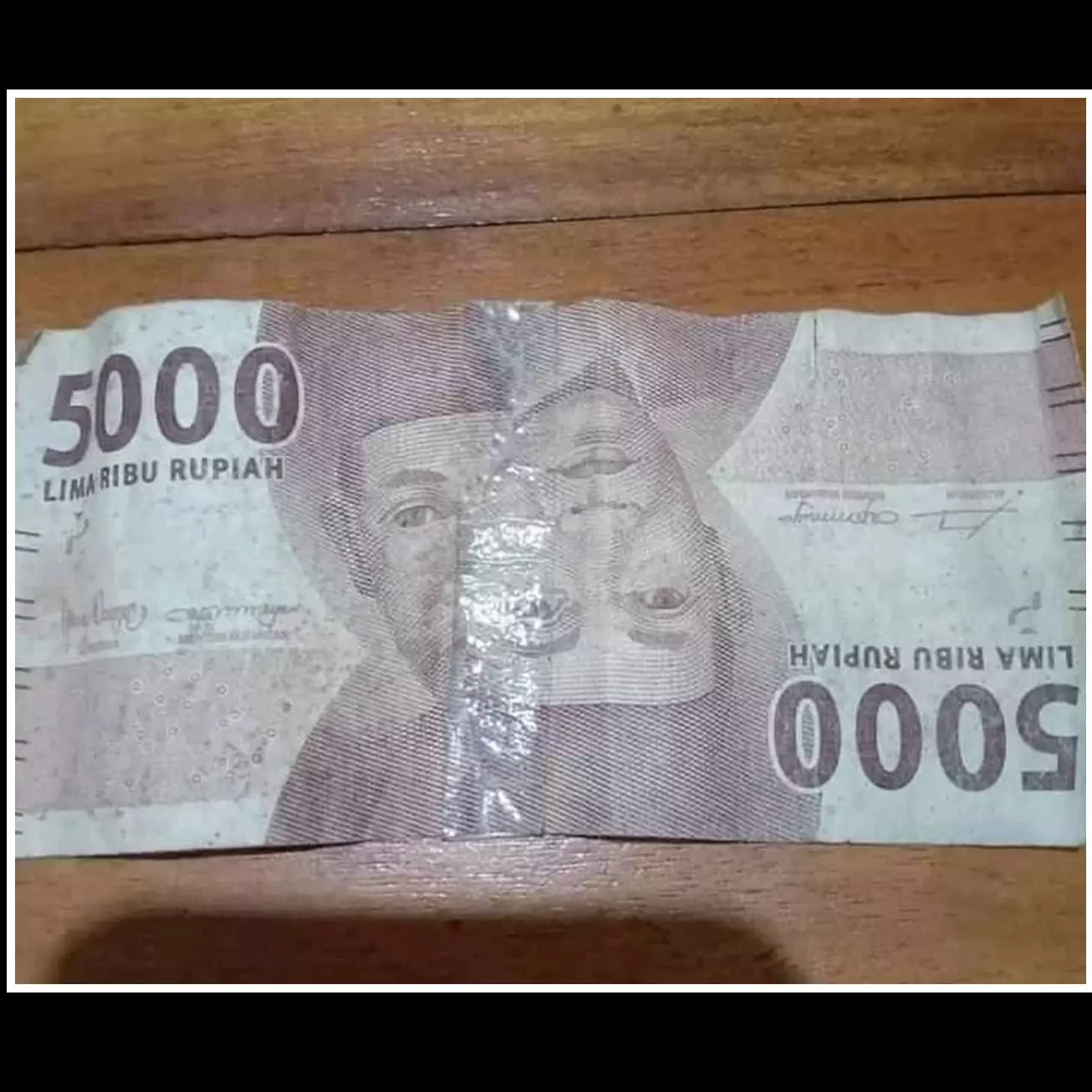 11 Cara nyeleneh benerin uang robek, kocaknya nggak ada lawan