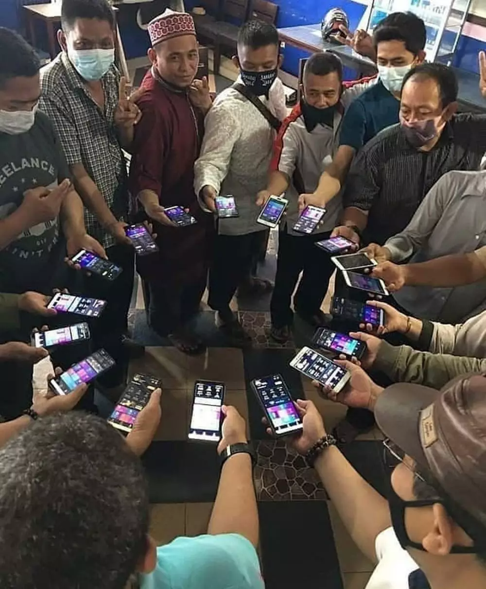 potret lucu orang pakai hp © berbagai sumber potret lucu orang pakai hp © berbagai sumber