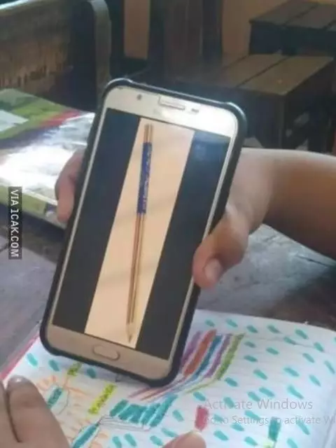 potret lucu orang pakai hp © berbagai sumber potret lucu orang pakai hp © berbagai sumber