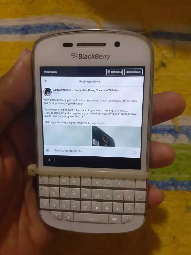 potret lucu orang pakai hp © berbagai sumber potret lucu orang pakai hp © berbagai sumber