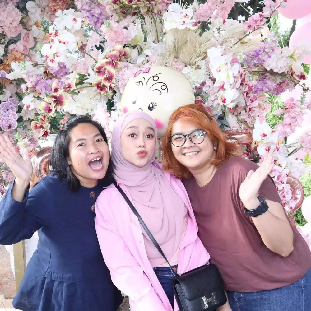 Potret Lesty Kejora di acara baby shower Aurel © Instagram