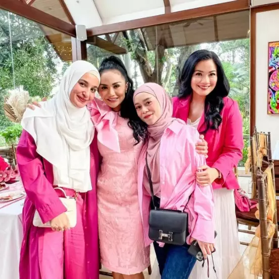Potret Lesty Kejora di acara baby shower Aurel © Instagram