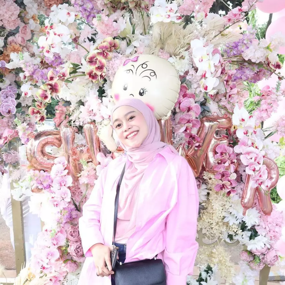 Potret Lesty Kejora di acara baby shower Aurel © Instagram