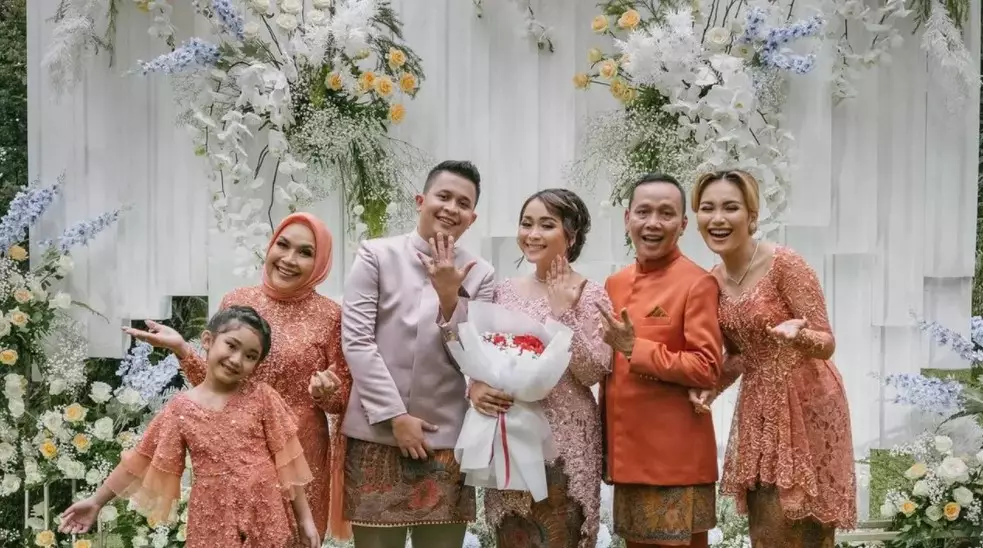 Ayu Ting-Ting dan adiknya dari kecil hingga dewasa © Instagram