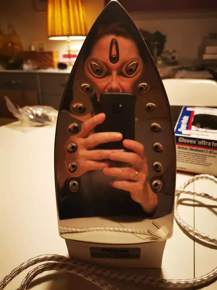 pantulan objek absurd © berbagai sumber