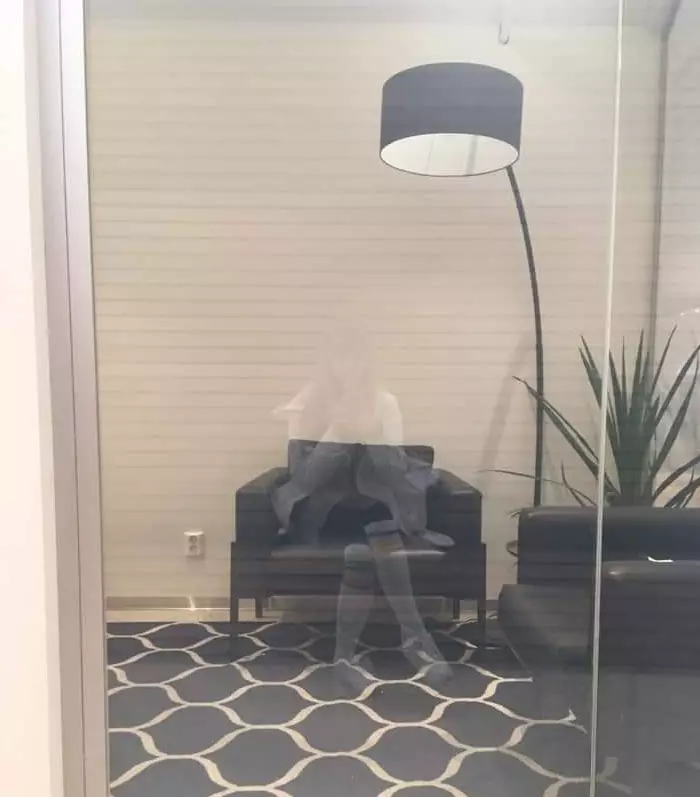 pantulan objek absurd © berbagai sumber