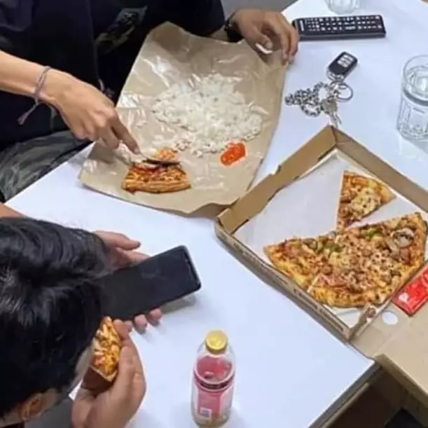 makan roti tapi nyeleneh banget caranya © 1cak.com