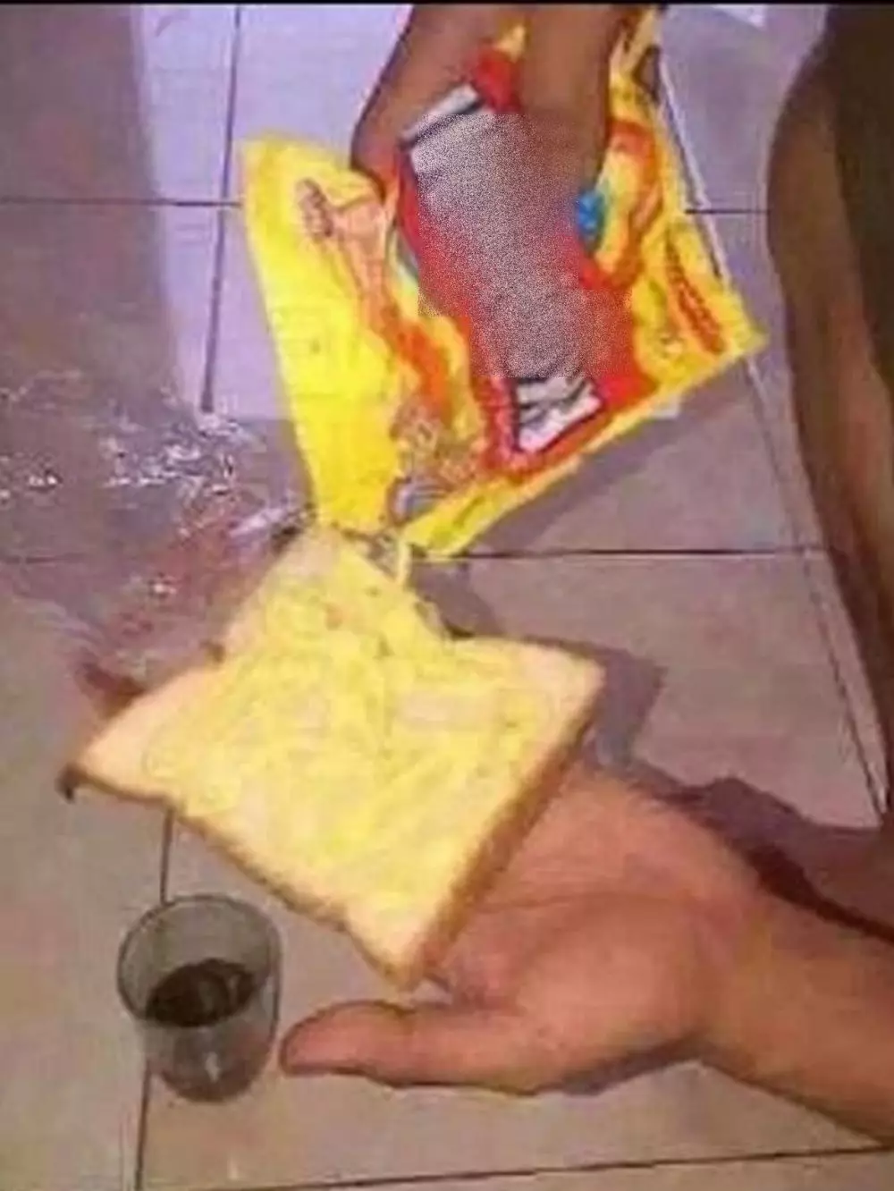 makan roti tapi nyeleneh banget caranya © 1cak.com