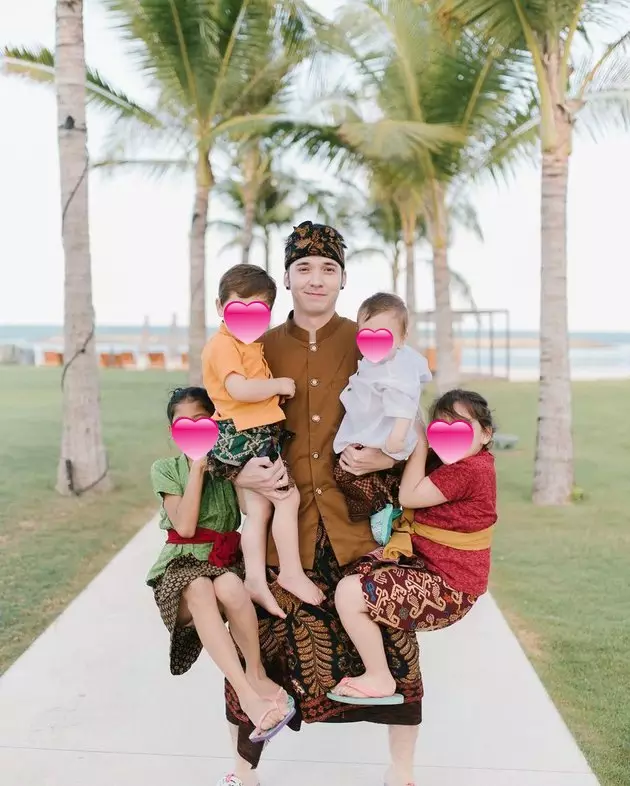 Seleb tampan blasteran saat momong anak Instagram