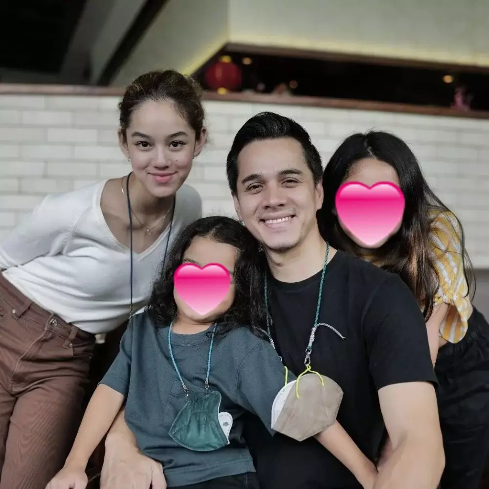 Seleb tampan blasteran saat momong anak Instagram