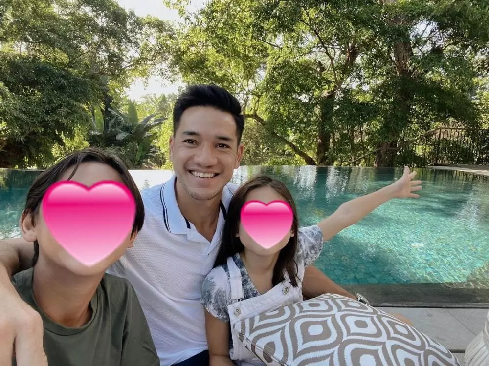 Seleb tampan blasteran saat momong anak Instagram