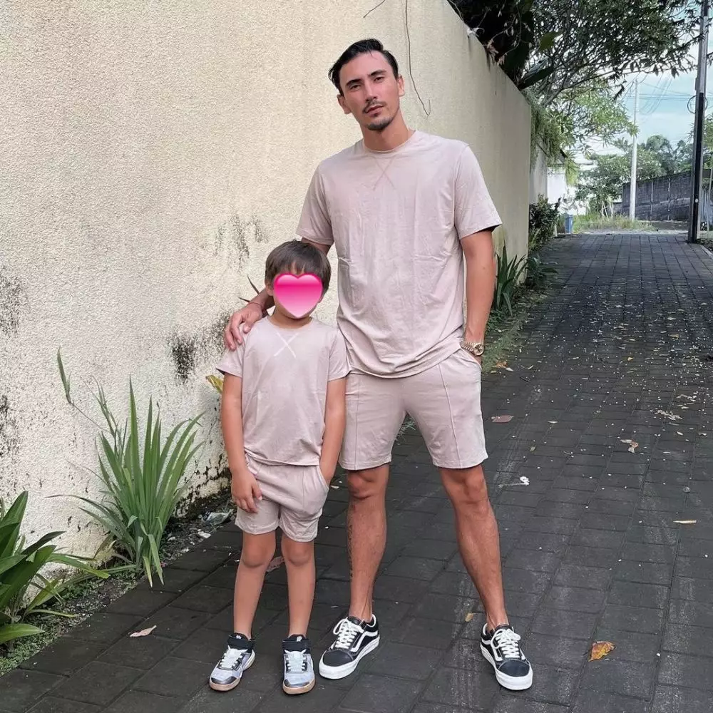 Seleb tampan blasteran saat momong anak Instagram