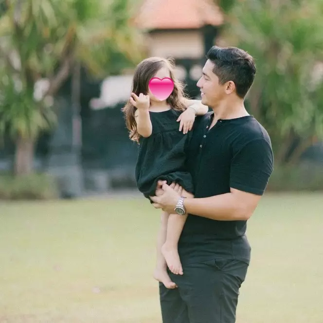 Seleb tampan blasteran saat momong anak Instagram