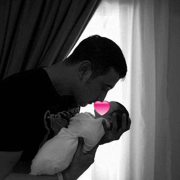 Seleb tampan blasteran saat momong anak Instagram