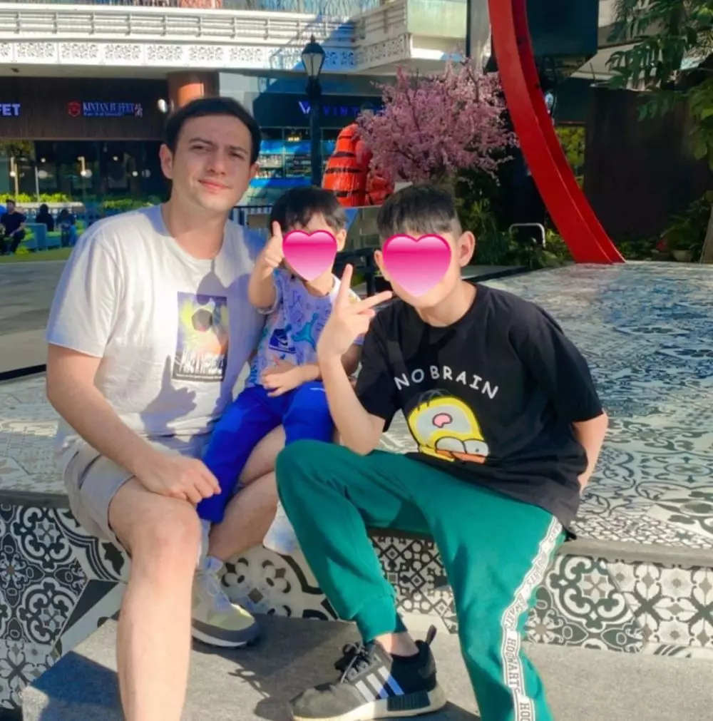 Seleb tampan blasteran saat momong anak Instagram