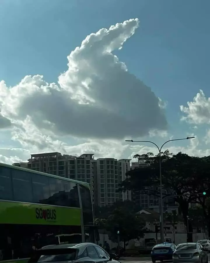 bentuk awan nggak biasa © berbagai sumber