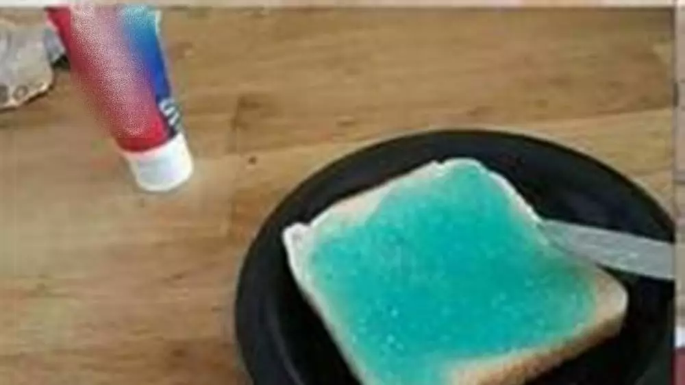 makan roti tapi nyeleneh banget caranya © 1cak.com