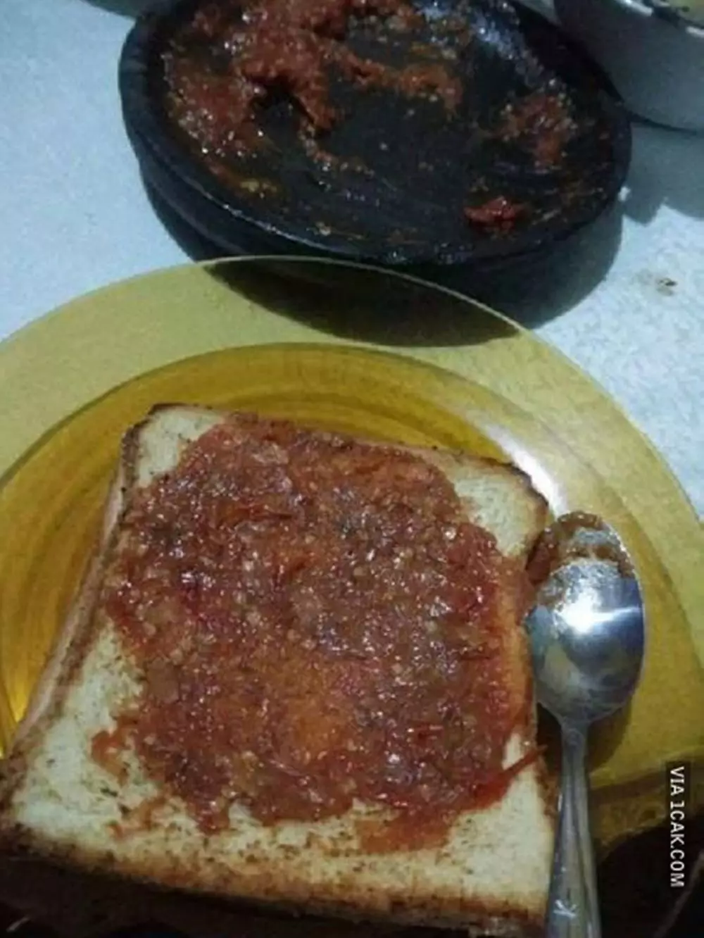 makan roti tapi nyeleneh banget caranya © 1cak.com
