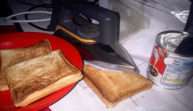 makan roti tapi nyeleneh banget caranya © 1cak.com