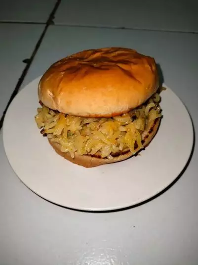 makan roti tapi nyeleneh banget caranya © 1cak.com