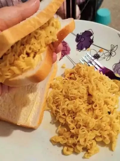 makan roti tapi nyeleneh banget caranya © 1cak.com