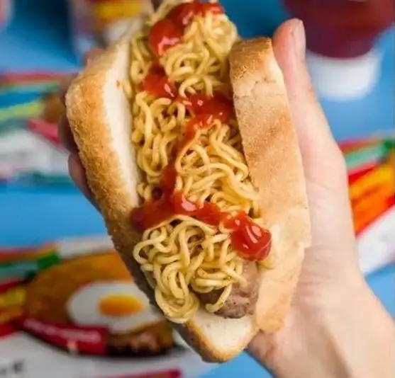 makan roti tapi nyeleneh banget caranya © 1cak.com