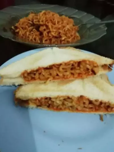 makan roti tapi nyeleneh banget caranya © 1cak.com