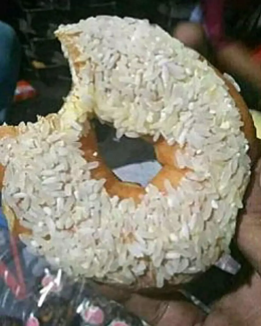 makan roti tapi nyeleneh banget caranya © 1cak.com