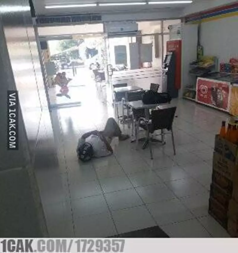 orang betah banget ngadem nih © 1cak.com