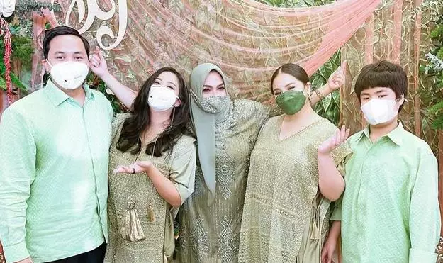 potret nagita slavina di pernikahan sepupu © berbagai sumber potret nagita slavina di pernikahan sepupu © berbagai sumber