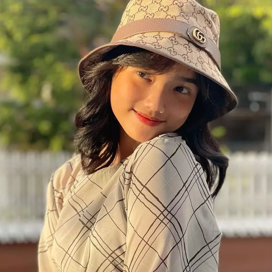 Sama-sama pacar adik Aurel, ini 9 adu gaya Fuji &amp; Sarah Menzel