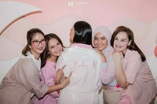 Momen baby shower penyanyi © berbagai sumber