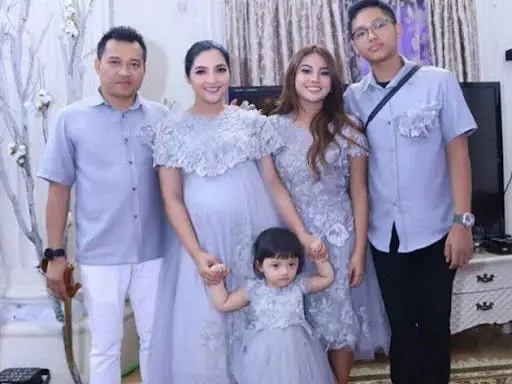 Momen baby shower penyanyi © berbagai sumber