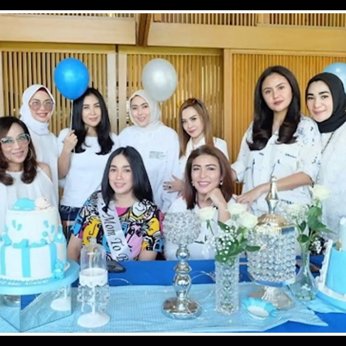 Momen baby shower 11 penyanyi, Aurel Hermansyah elegan bernuansa pink