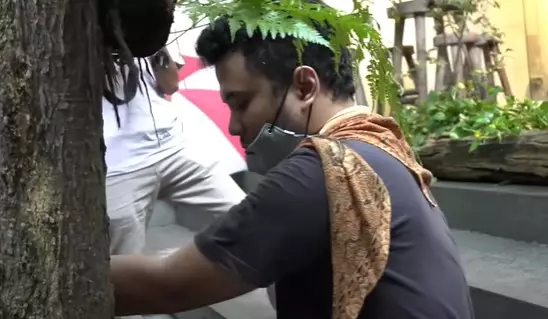 Panji temukan sarang ular di rumah Baim Wong © YouTube