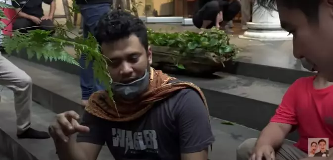 Panji temukan sarang ular di rumah Baim Wong © YouTube