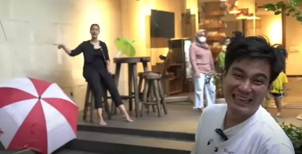 Panji temukan sarang ular di rumah Baim Wong © YouTube