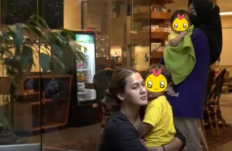 Panji temukan sarang ular di rumah Baim Wong © YouTube